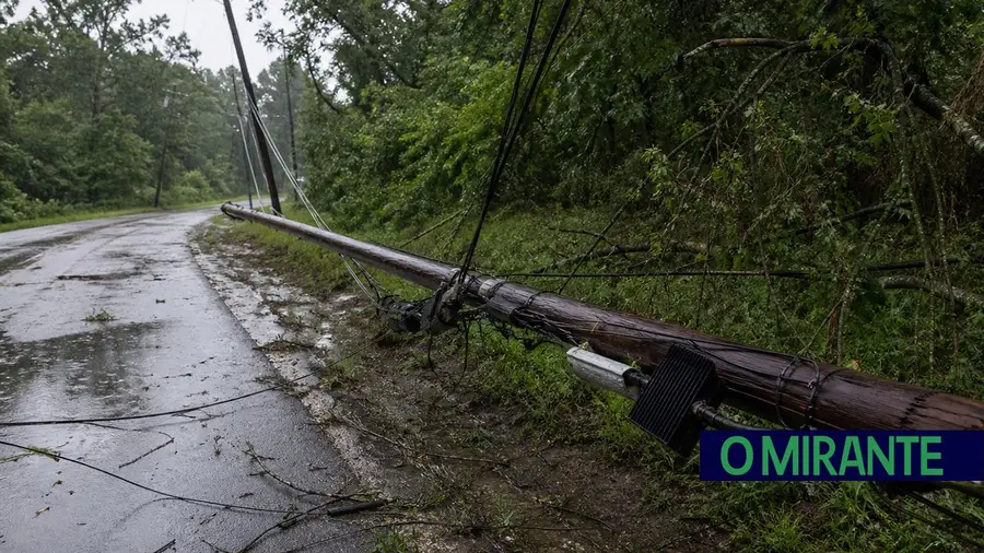 poste comunicacoes tempestade mau tempo ilustrativ