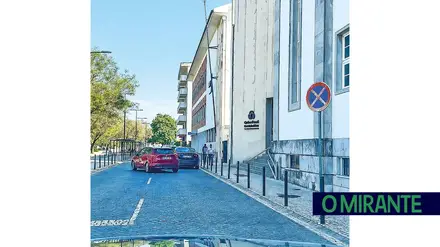 Falta de civismo à porta do Jardim da Liberdade em Santarém