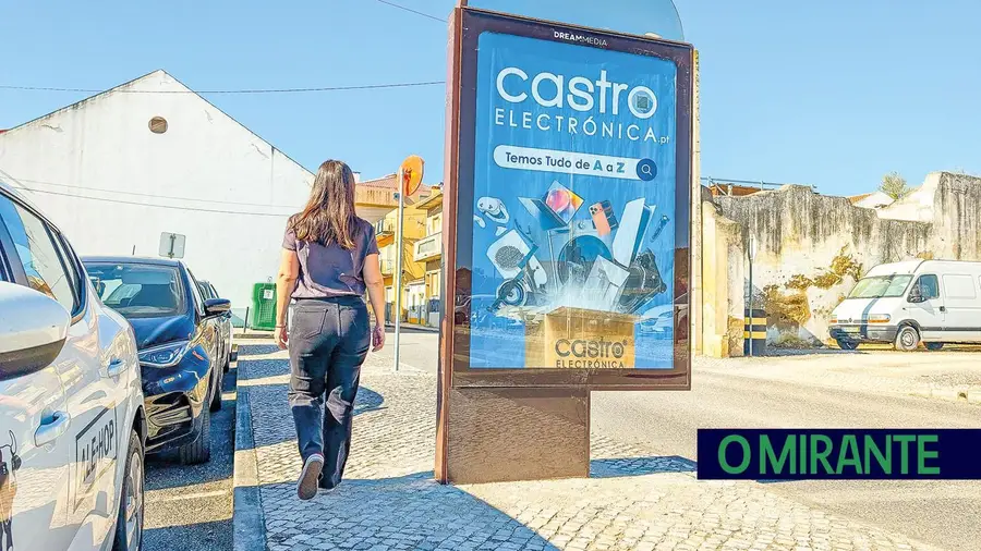 Autarca de Alhandra novamente criticado por causa de painéis no meio de passeios