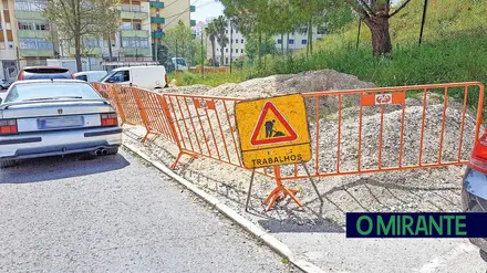 Estacionamento serve de estaleiro há mais de ano e meio na Quinta da Piedade