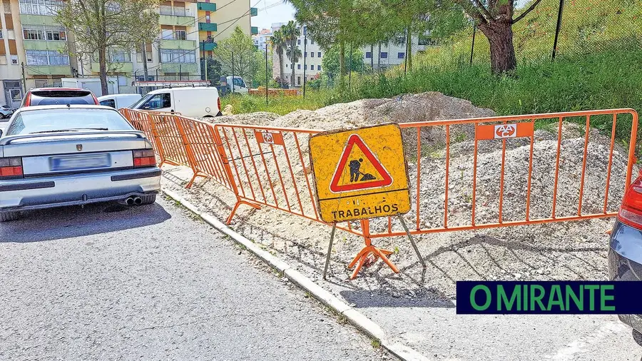 Estacionamento serve de estaleiro há mais de ano e meio na Quinta da Piedade