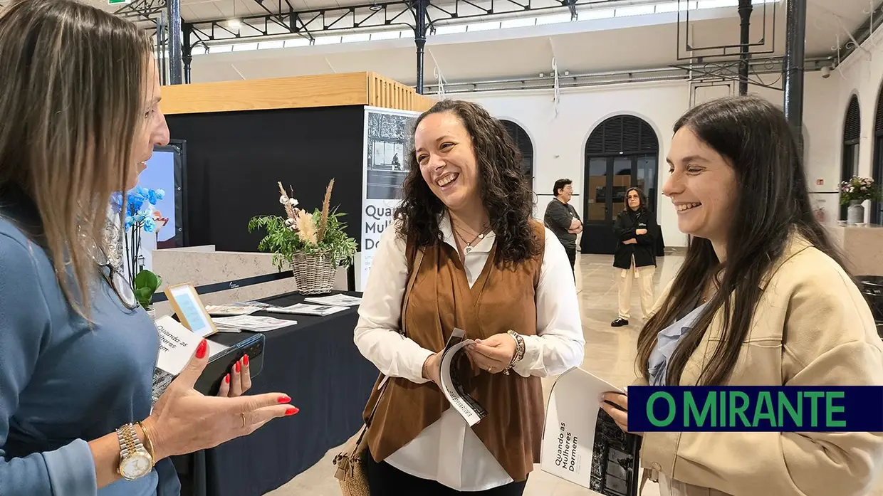 Exposição “Quando as Mulheres Dormem” aberta ao público no Mercado Municipal de Santarém