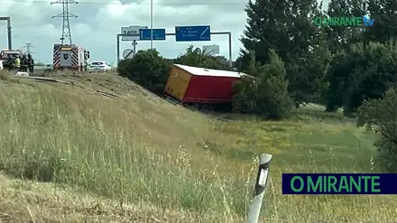 Acidente na A1 em Santarém provoca despiste de camião