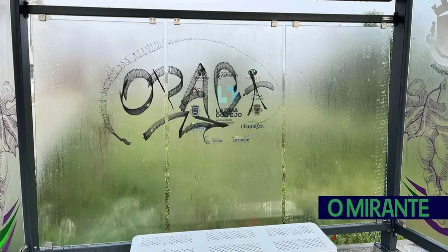 Paragem de autocarro vandalizada na Estrada das Amoreiras em Alcanhões