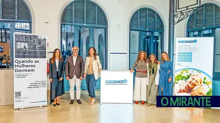 Exposição “Quando as Mulheres Dormem” alerta para a realidade invisível do descanso feminino no Mercado de Santarém