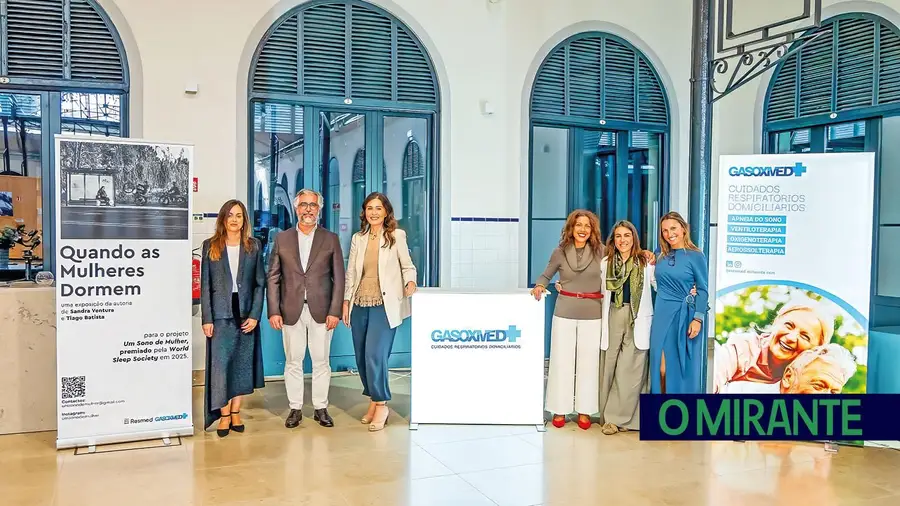 Exposição “Quando as Mulheres Dormem” alerta para a realidade invisível do descanso feminino no Mercado de Santarém