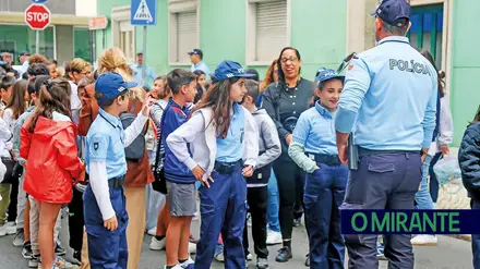 Crianças fazem de claque em Alverca para aprender que fair play começa antes do jogo