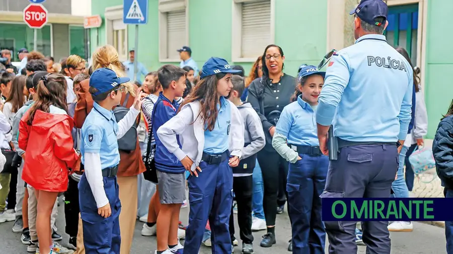 Crianças fazem de claque em Alverca para aprender que fair play começa antes do jogo