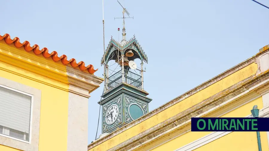Torre do Relógio de Benavente está a apodrecer e câmara promete reparação