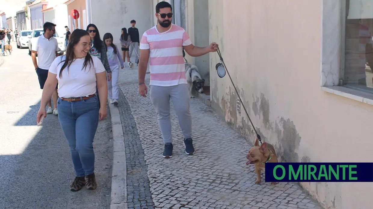 Cãominhada Solidária reúne centenas de cães no Cartaxo