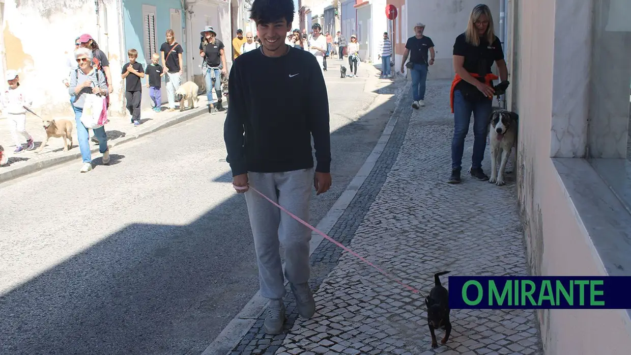 Cãominhada Solidária reúne centenas de cães no Cartaxo
