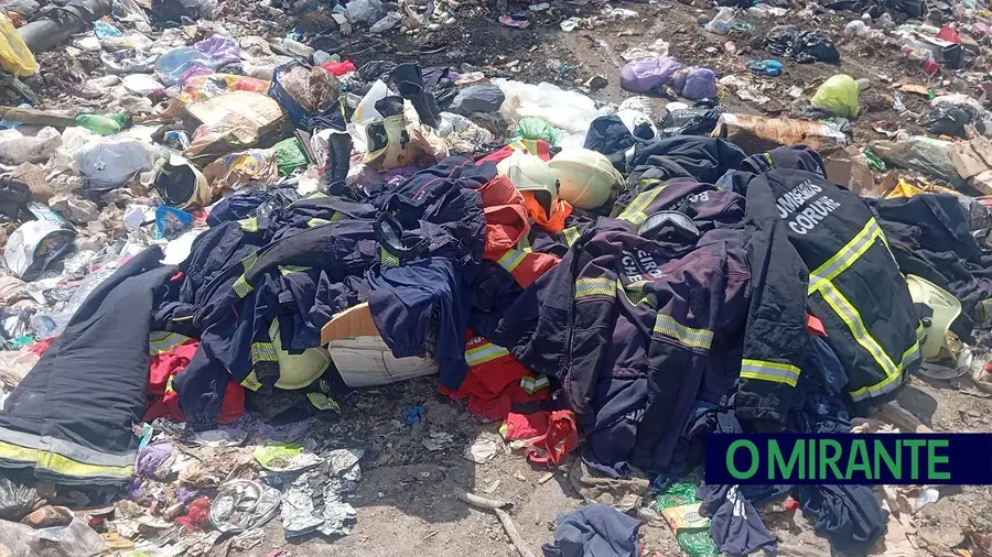 Fardamento dos Bombeiros de Coruche encontrado em aterro estava fora de serviço há três anos