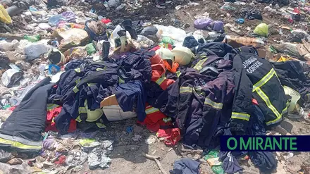 Fardamento dos Bombeiros de Coruche encontrado em aterro estava fora de serviço há três anos