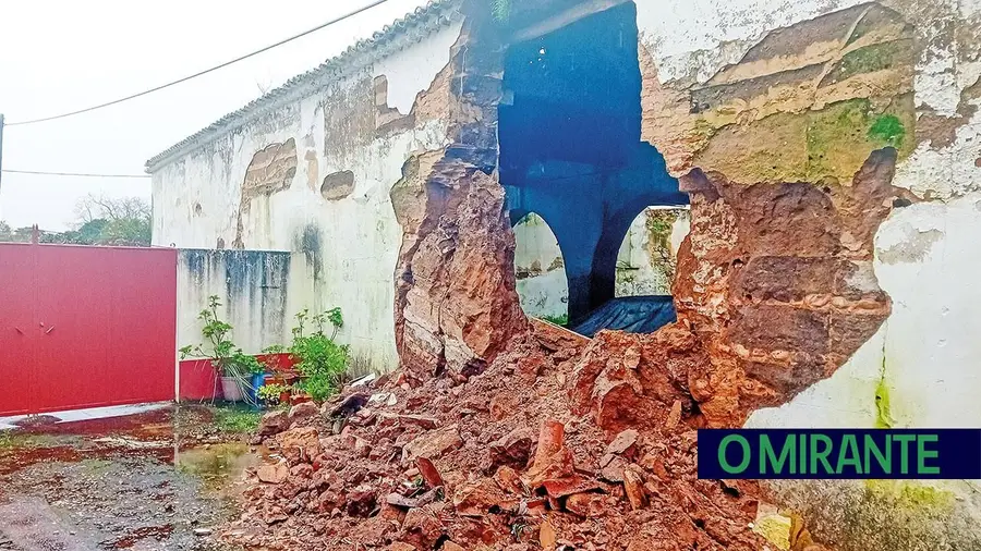 Derrocada na Carregueira deixa idosa fora de casa há quase três meses