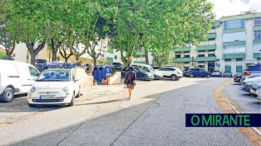 Largo no Forte da Casa alvo de críticas por falta de limpeza e manutenção