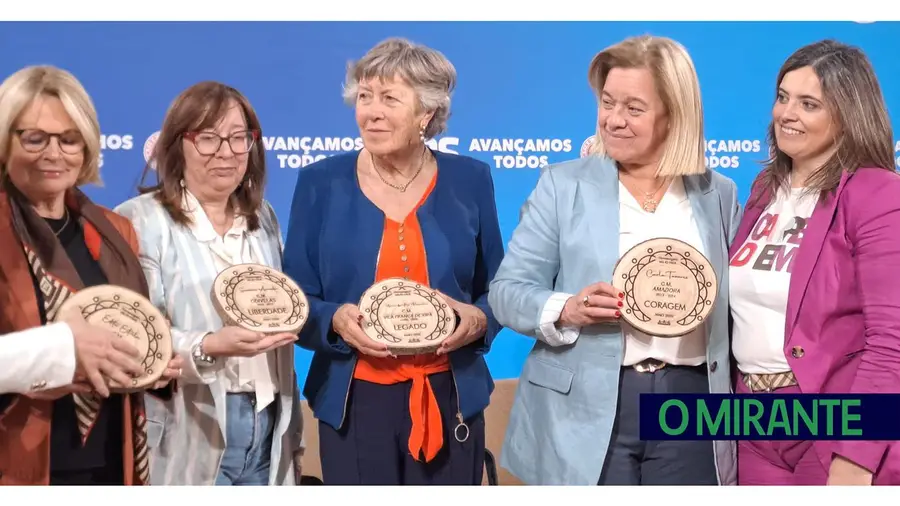 Maria da Luz Rosinha homenageada pelas mulheres socialistas