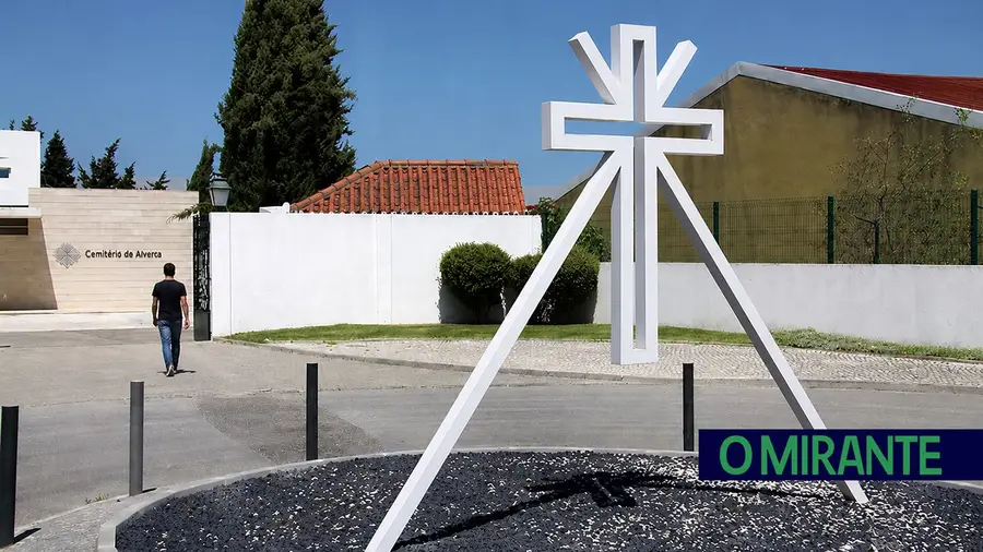 Aos domingos no cemitério de Alverca tem de ser a florista a abrir e fechar a porta