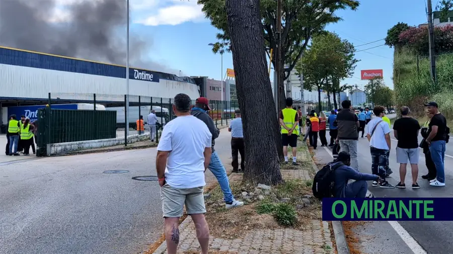 Combate a incêndio no armazém da DHL promete arrastar-se pela noite dentro