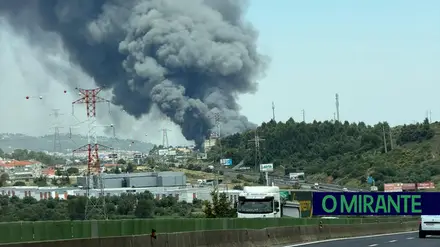 Grande incêndio na DHL em Vialonga