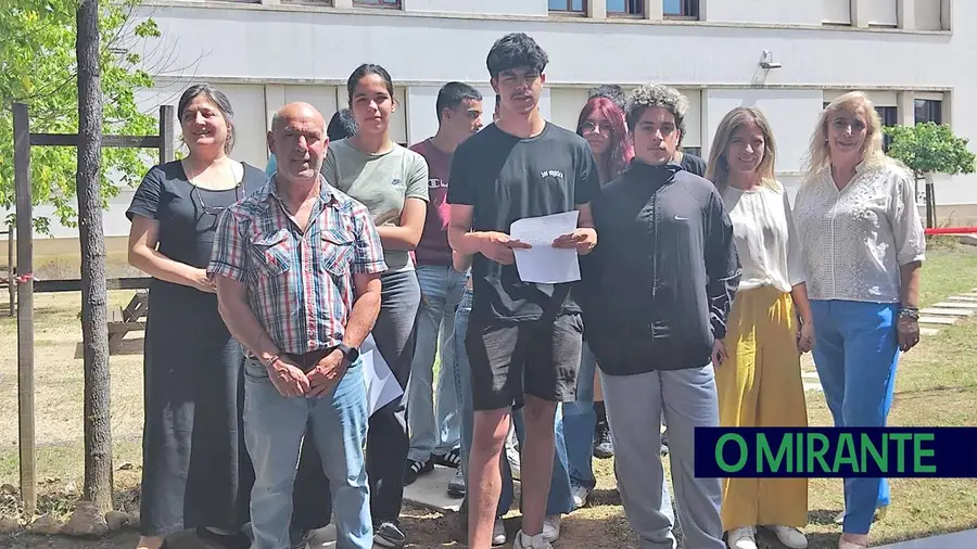 Alunos do 9.º PIEF constroem passadiço e deixam marca na Jácome Ratton