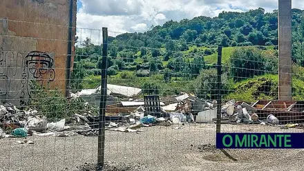 Lixeira a céu aberto revolta moradores na Póvoa da Isenta