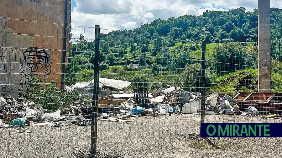 Lixeira a céu aberto revolta moradores na Póvoa da Isenta