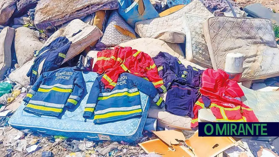 Fardas dos Bombeiros de Coruche mandadas para o lixo geram indignação