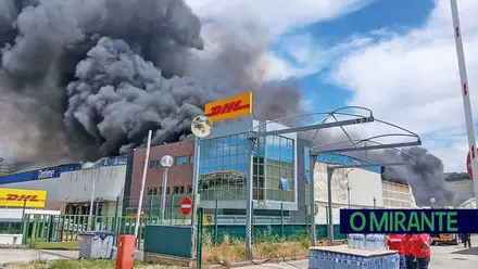 Painéis solares novamente sob suspeita no segundo incêndio na DHL em Vialonga