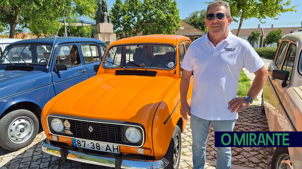 Passeio de Renault 4L em Benavente juntou automóveis clássicos, campinos e folclore