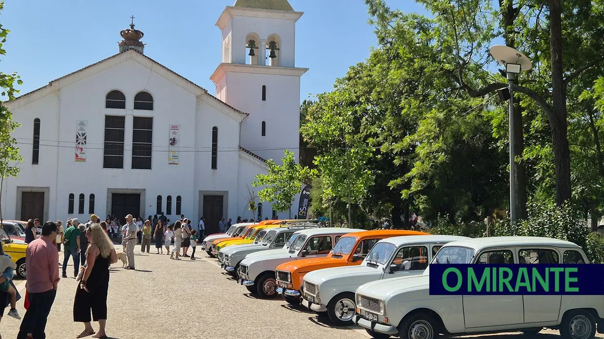 Passeio de Renault 4L em Benavente juntou automóveis clássicos, campinos e folclore