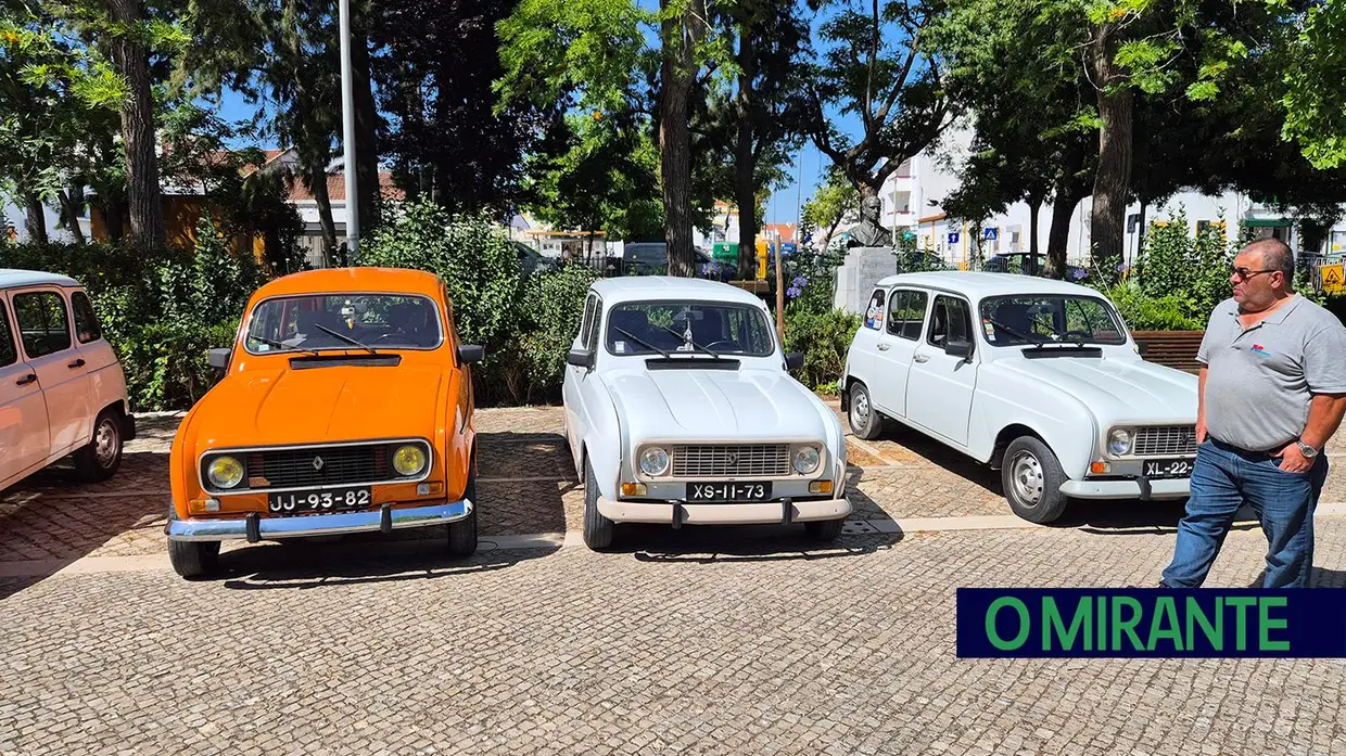Passeio de Renault 4L em Benavente juntou automóveis clássicos, campinos e folclore