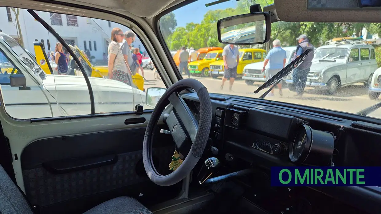 Passeio de Renault 4L em Benavente juntou automóveis clássicos, campinos e folclore