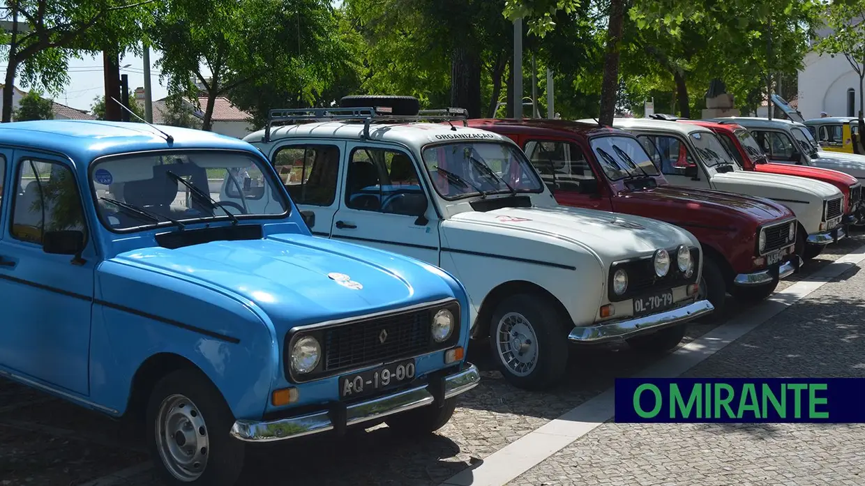Passeio de Renault 4L em Benavente juntou automóveis clássicos, campinos e folclore