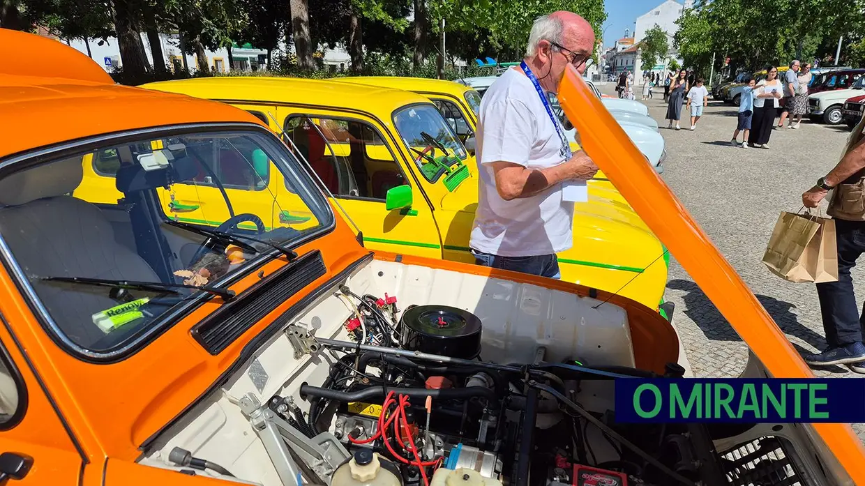 Passeio de Renault 4L em Benavente juntou automóveis clássicos, campinos e folclore