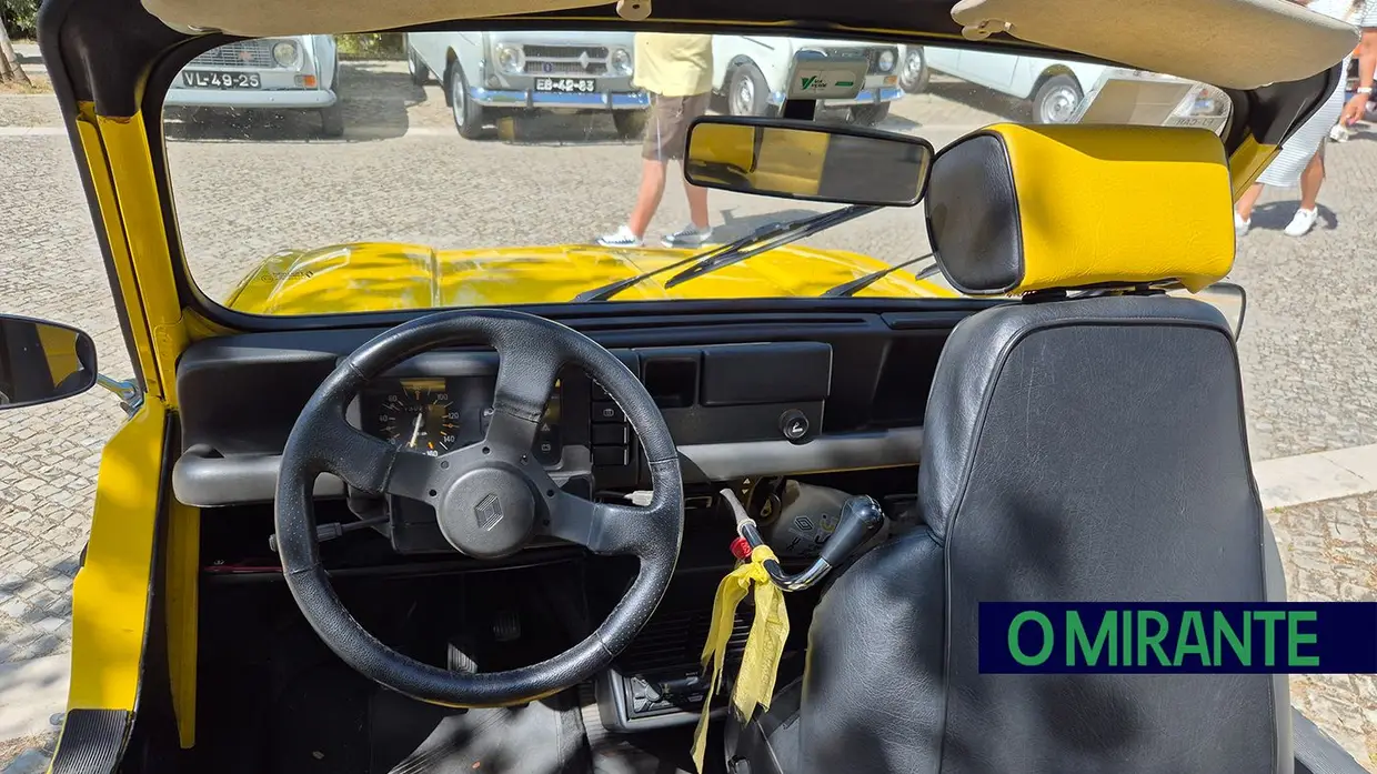 Passeio de Renault 4L em Benavente juntou automóveis clássicos, campinos e folclore