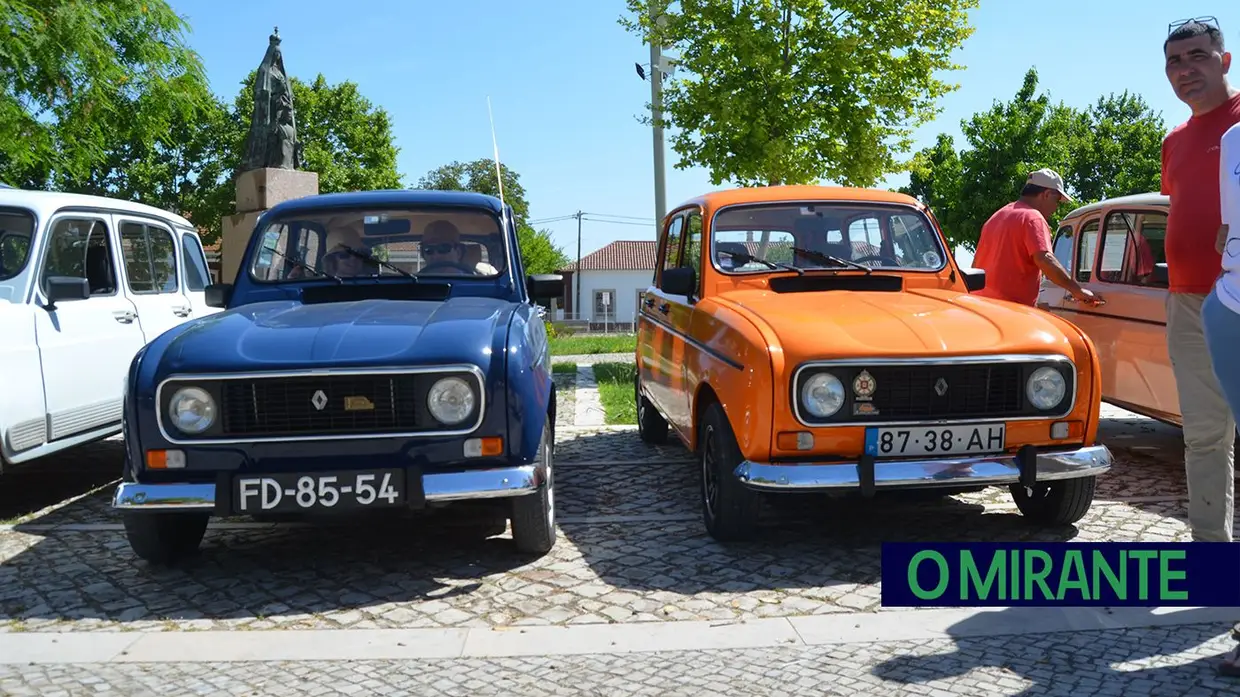 Passeio de Renault 4L em Benavente juntou automóveis clássicos, campinos e folclore
