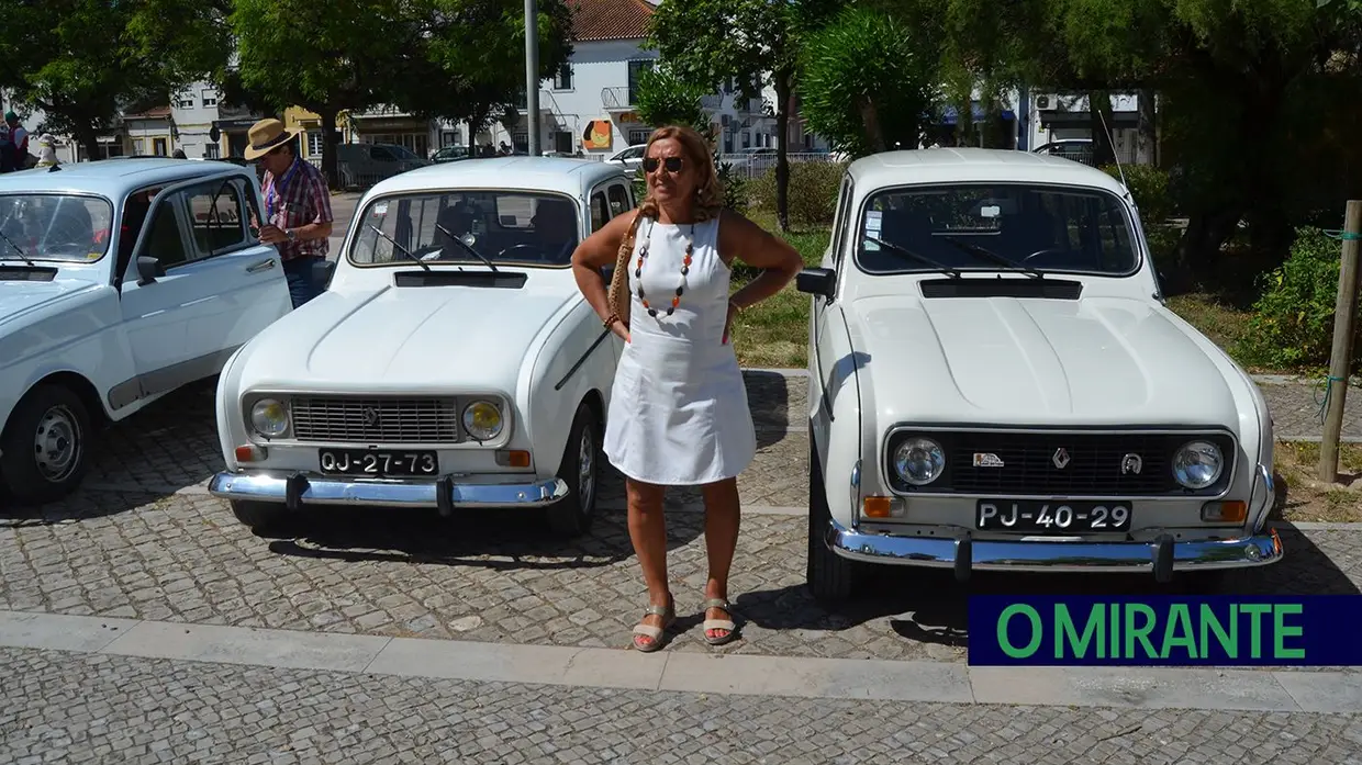 Passeio de Renault 4L em Benavente juntou automóveis clássicos, campinos e folclore