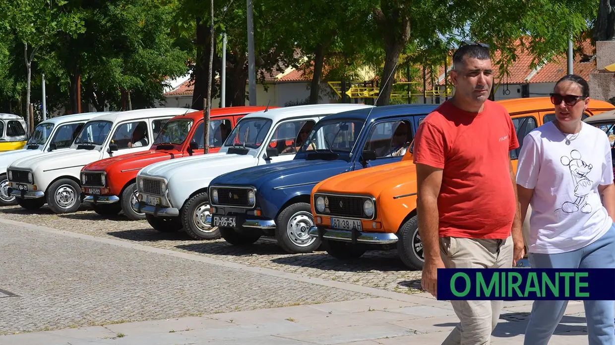Passeio de Renault 4L em Benavente juntou automóveis clássicos, campinos e folclore
