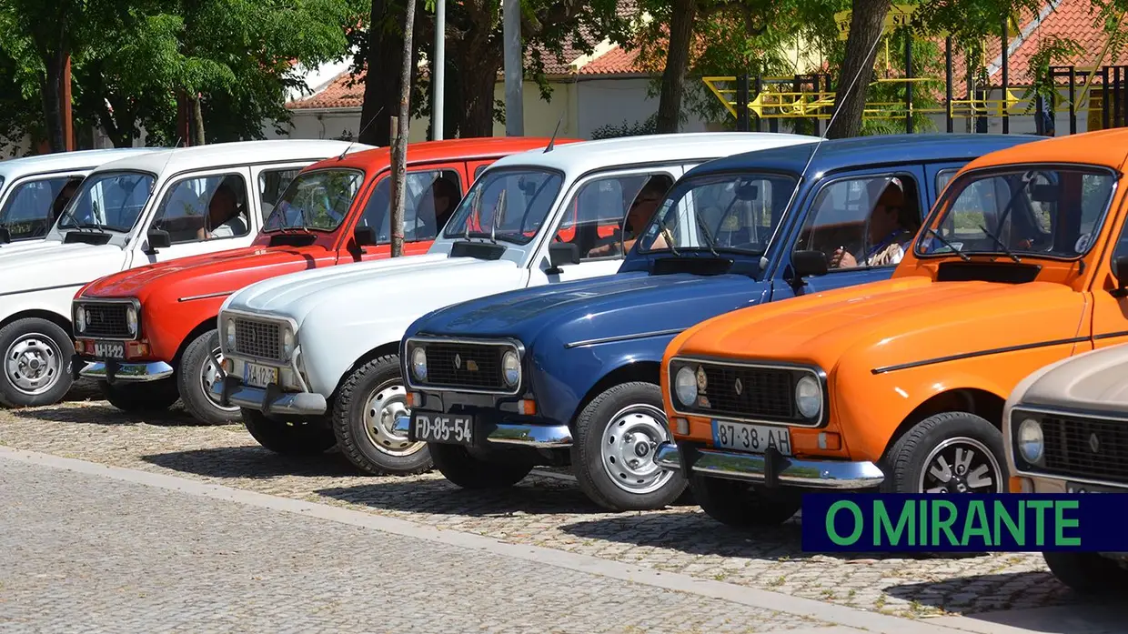 Passeio de Renault 4L em Benavente juntou automóveis clássicos, campinos e folclore