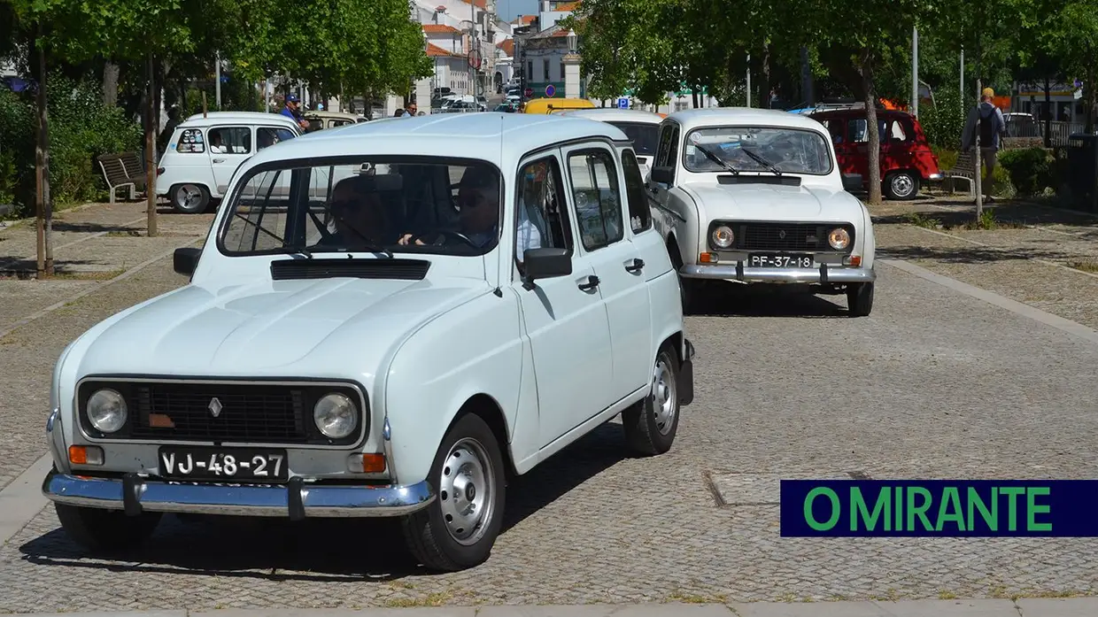 Passeio de Renault 4L em Benavente juntou automóveis clássicos, campinos e folclore