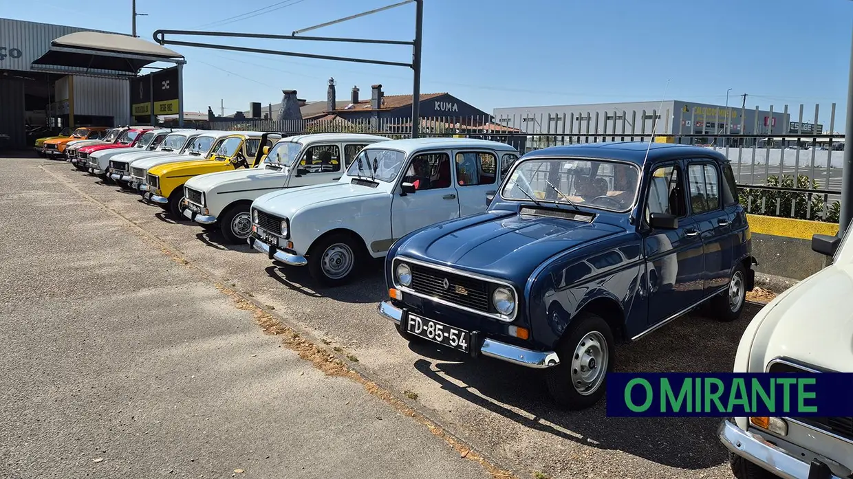 Passeio de Renault 4L em Benavente juntou automóveis clássicos, campinos e folclore