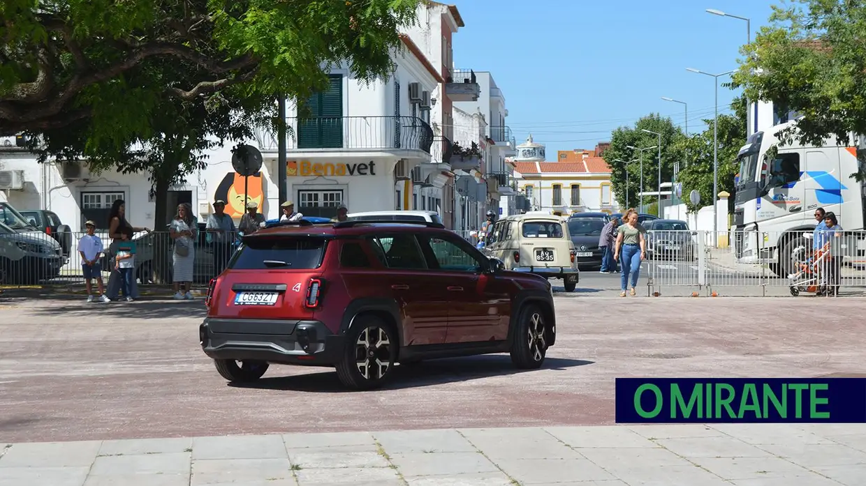 Passeio de Renault 4L em Benavente juntou automóveis clássicos, campinos e folclore