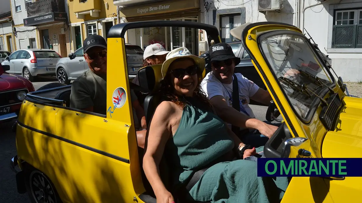 Passeio de Renault 4L em Benavente juntou automóveis clássicos, campinos e folclore