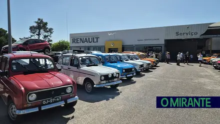 Passeio de Renault 4L em Benavente juntou automóveis clássicos, campinos e folclore