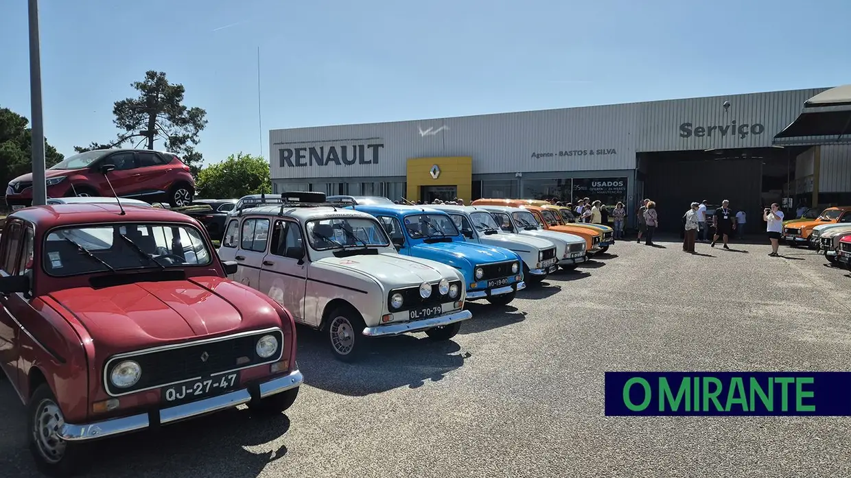 Passeio de Renault 4L em Benavente juntou automóveis clássicos, campinos e folclore
