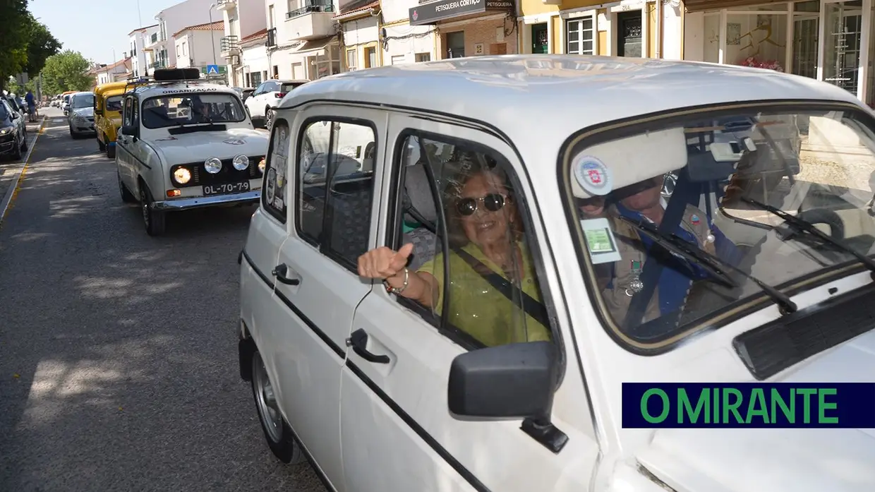 Passeio de Renault 4L em Benavente juntou automóveis clássicos, campinos e folclore