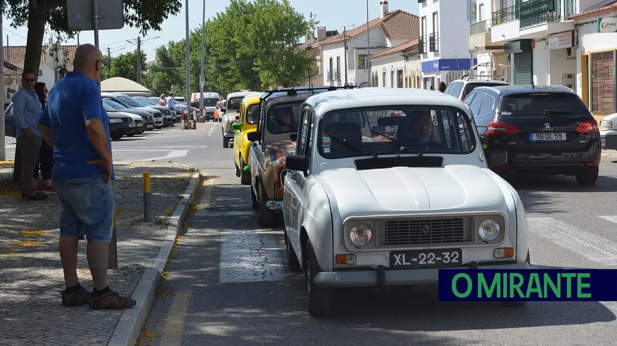 Passeio de Renault 4L em Benavente juntou automóveis clássicos, campinos e folclore
