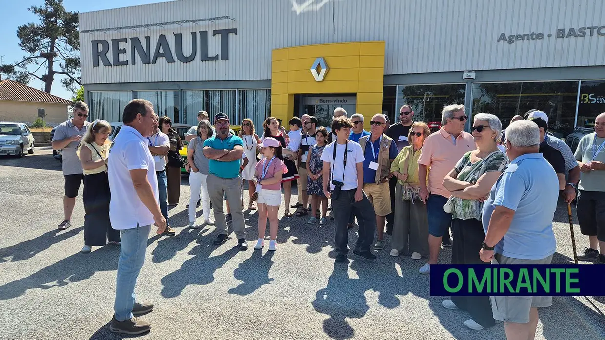 Passeio de Renault 4L em Benavente juntou automóveis clássicos, campinos e folclore