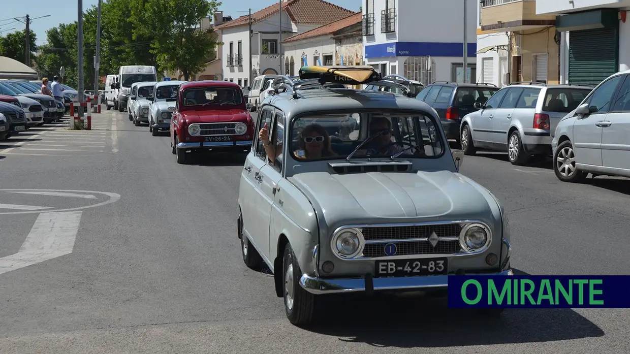 Passeio de Renault 4L em Benavente juntou automóveis clássicos, campinos e folclore