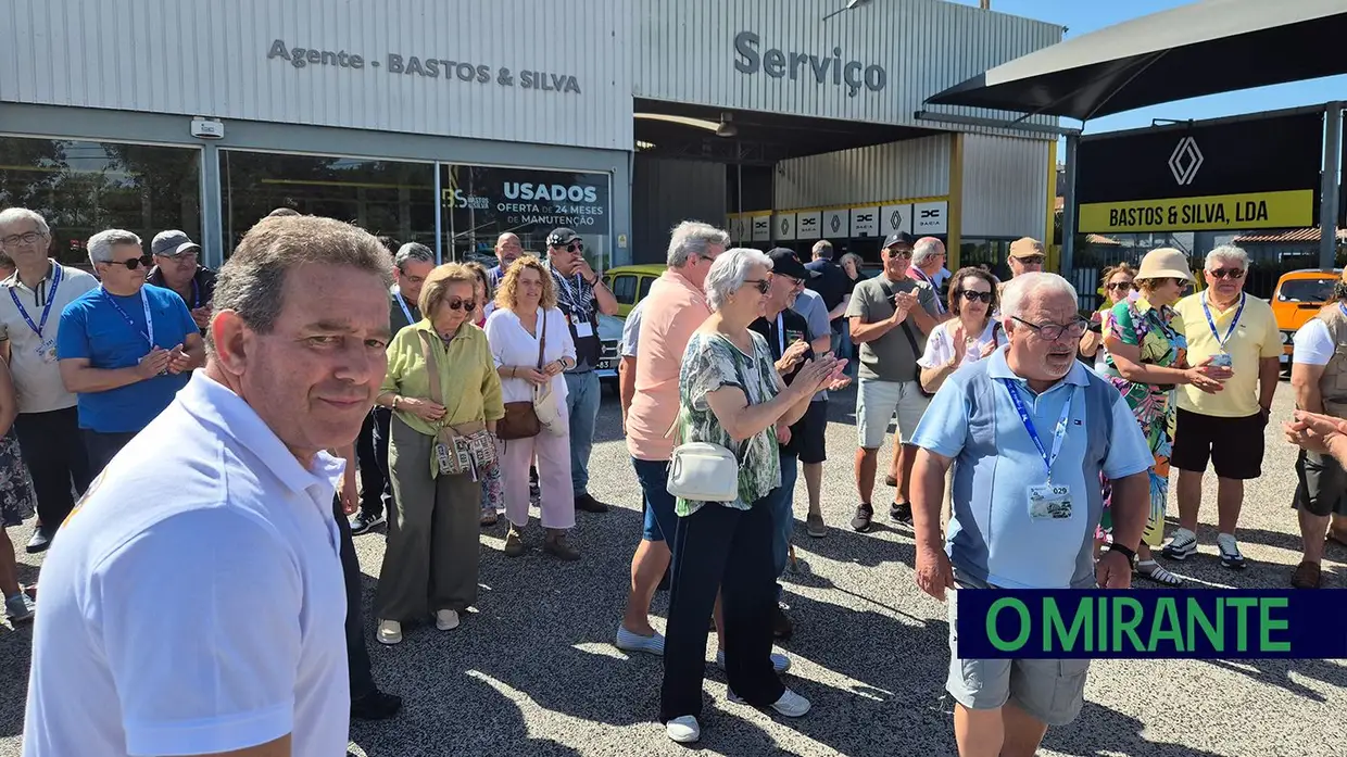Passeio de Renault 4L em Benavente juntou automóveis clássicos, campinos e folclore